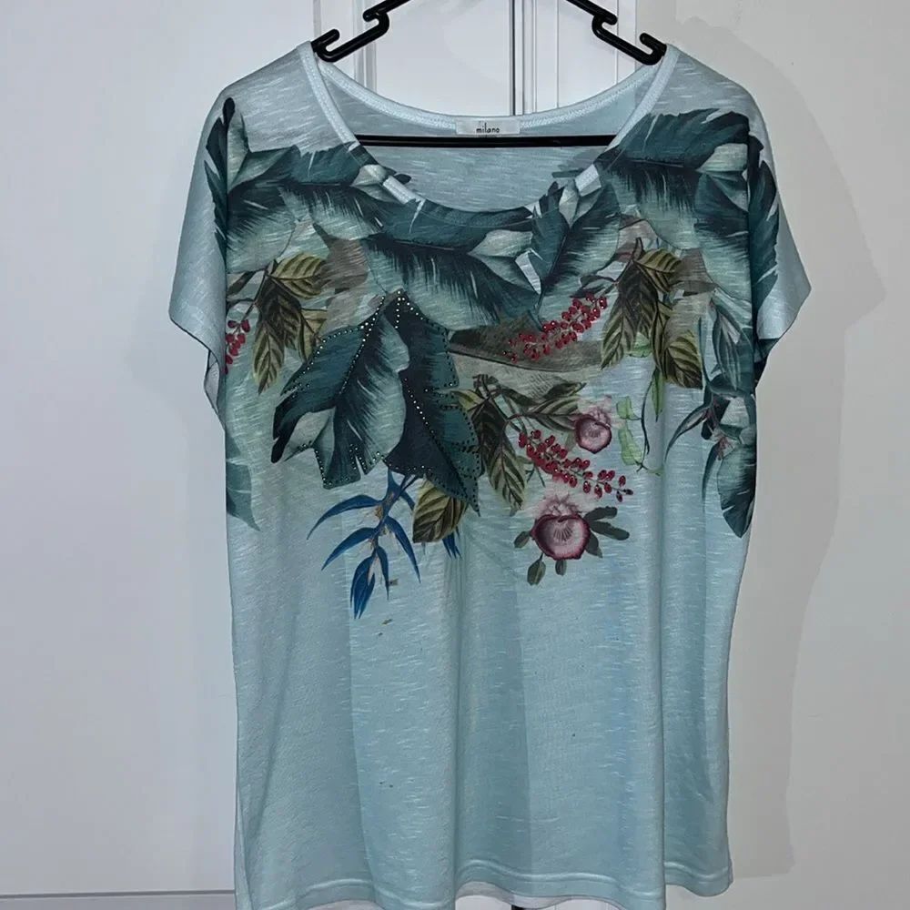 Milano Floral print No sleeve loose fit aloha Activewear T shirt XL w/spots